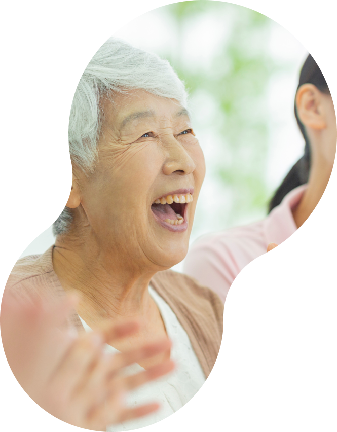 笑顔で話す看護師とご利用者様の様子